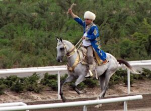 050404 300x220 - トルクメニスタンのベルドゥイムハメドフ大統領が競馬の祭典で落馬