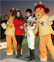 fdc40412 - 香里奈、来年の抱負「新たな一面を見せられたらいいな」…大井競馬場で行われた東京大賞典表彰式