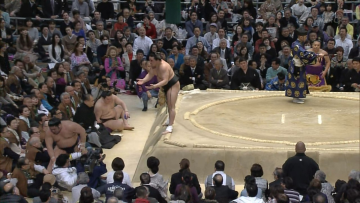 keiba 1425891115 3702 - JRAのデムーロ、ルメール両騎手、相撲を観戦する