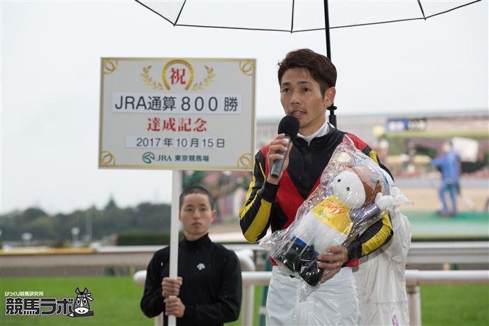 keiba 1508572723 3502 - 藤田菜七子ちゃん（2年目）、女性騎手年間最多勝記録のプラカード持ちに後輩を二人も駆り出すｗｗｗ