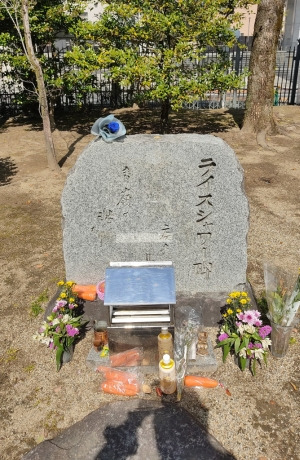 keiba 1616516570 601 - 【話題】ウマ娘オタクさん、ライスシャワー碑に青い薔薇を献げてしまう