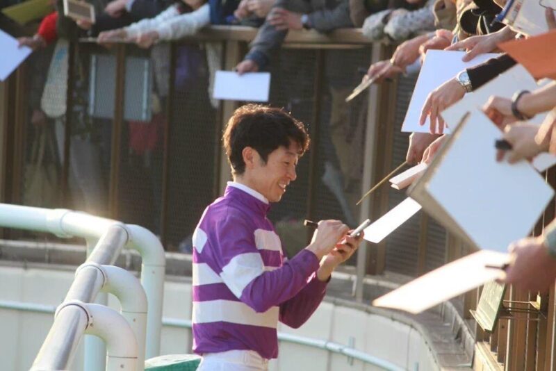 【騎手】川田がウィナーズサークルで馬券にサインをねだったファンにキレる！？