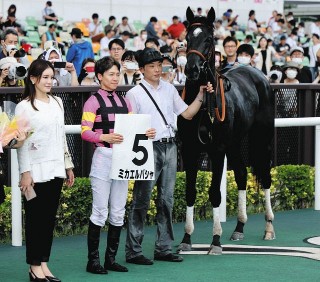【競馬】新人馬主の迫田三果子さん、初めて購入した馬が初出走で2億円超の藤田晋と金子真人の馬に勝ってしまうw